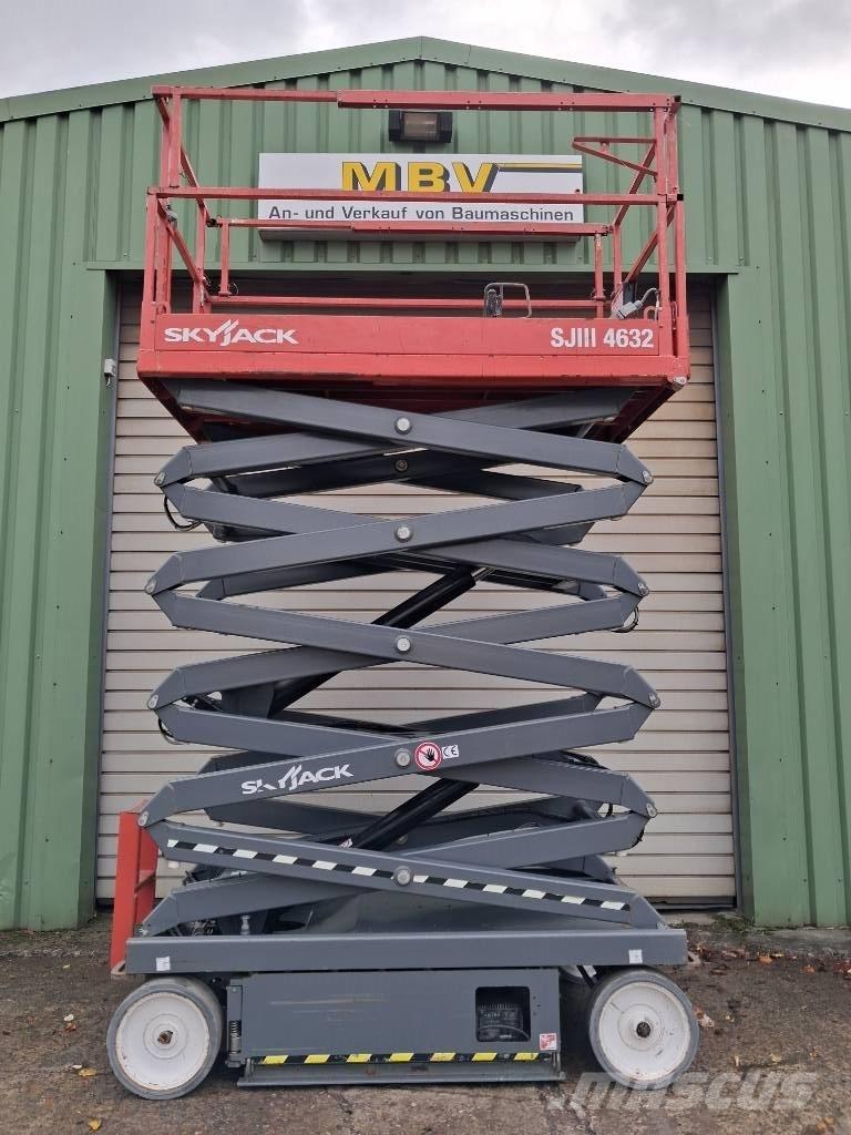 SkyJack SJ III 4632 剪式升降機
