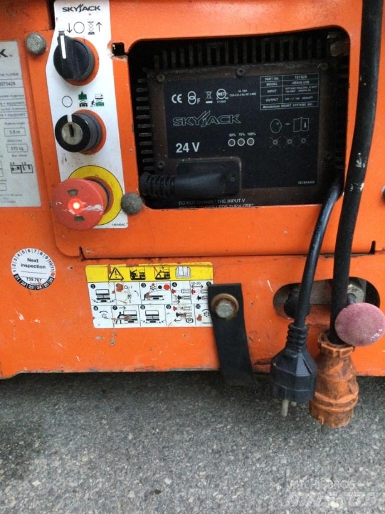 SkyJack SJ III 3219 剪式升降機