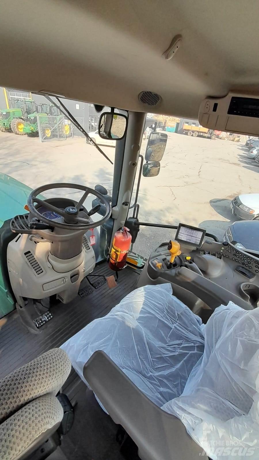 John Deere 6215R 曳引機