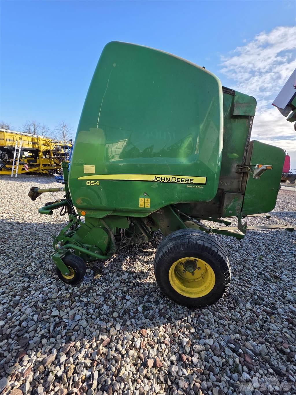 John Deere 854 圓型牧草打包機