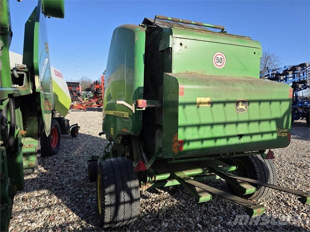 John Deere 854 圓型牧草打包機