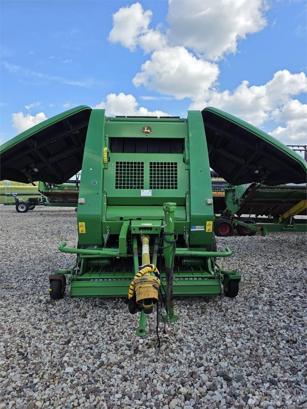 John Deere 854 圓型牧草打包機