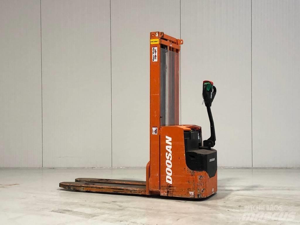Doosan LEDS12.5C 行走控制式堆積機