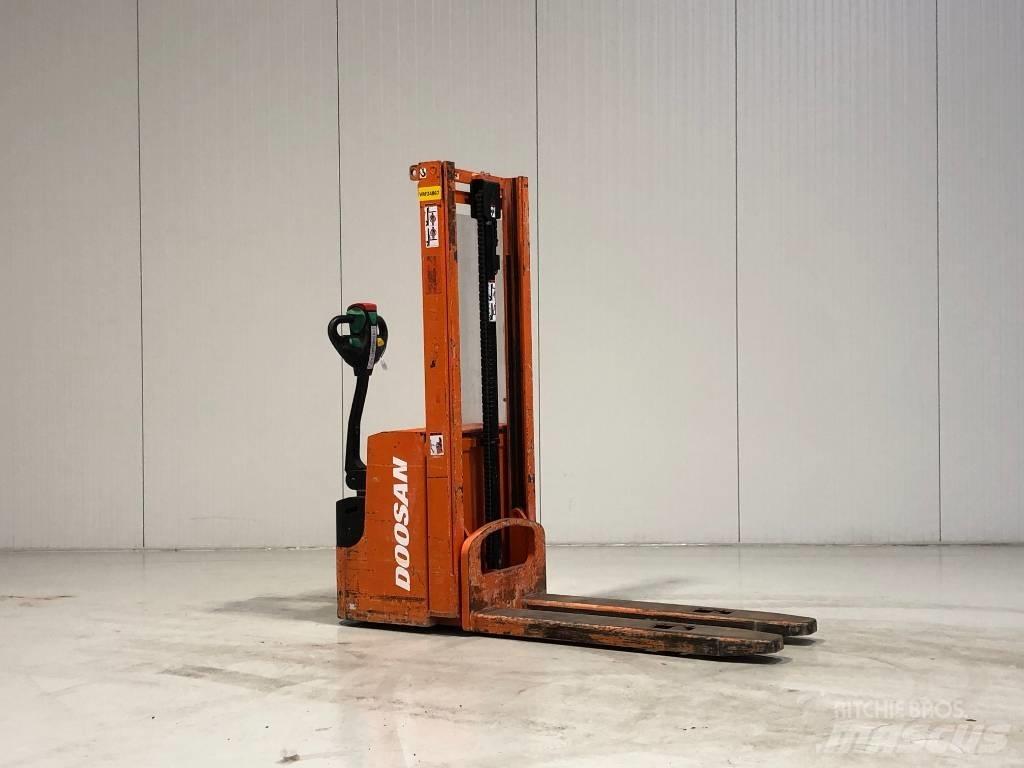 Doosan LEDS12.5C 行走控制式堆積機