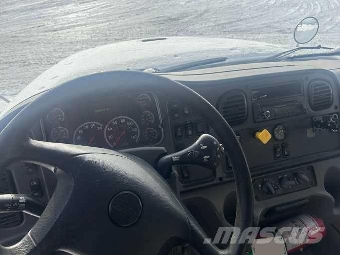 Freightliner M2-112 貨箱式卡車