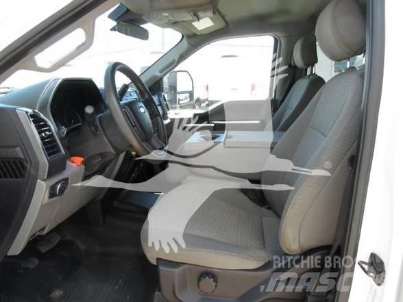 Ford F550 平板式/側卸式卡車