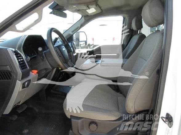 Ford F550 平板式/側卸式卡車