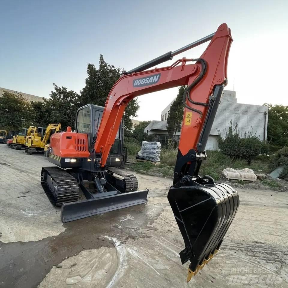Doosan DX 60 小型挖土機/掘鑿機<7t(小型挖掘機)