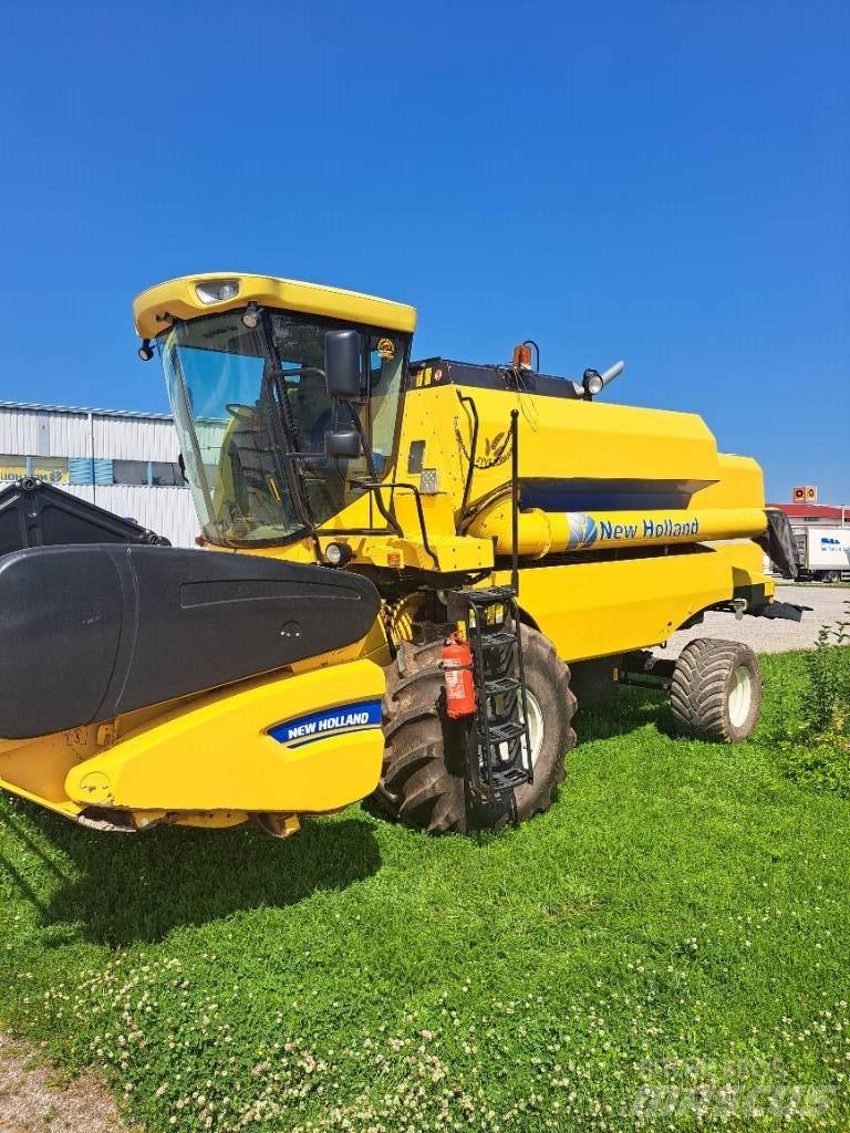 New Holland TC5050 聯合收穫機