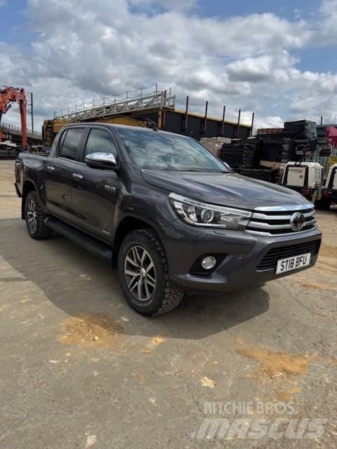 Toyota Hilux 皮卡.傳統半斗卡車/側卸板