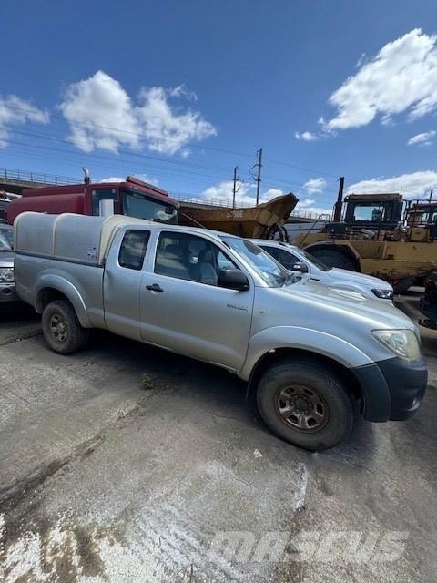 Toyota Hilux 皮卡.傳統半斗卡車/側卸板