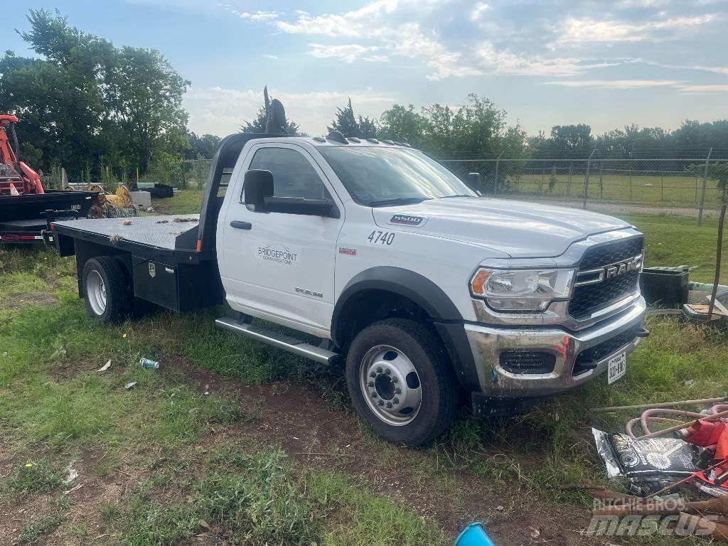 RAM 5500 平板式/側卸式卡車