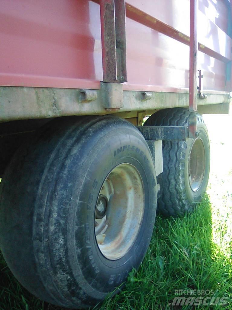 Tuhti 90 青飼料搬運車