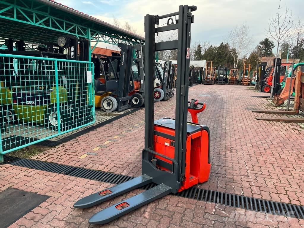 Linde L 14 V-3816 自走式堆積機