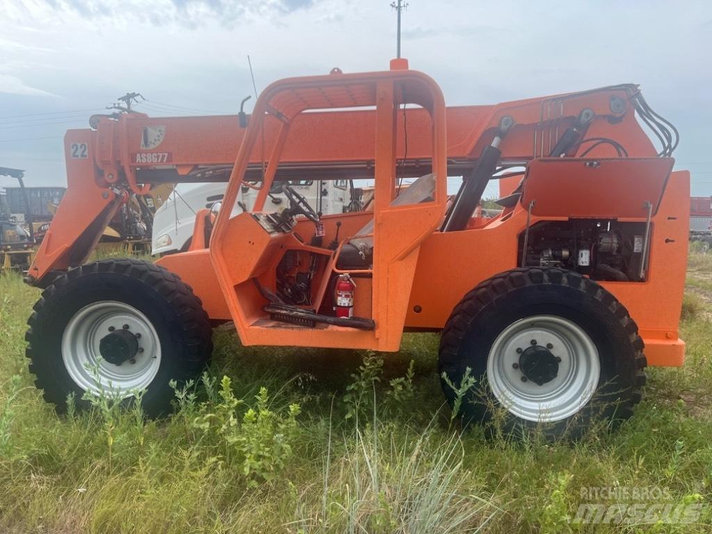 SkyTrak 8042 伸縮臂操作車