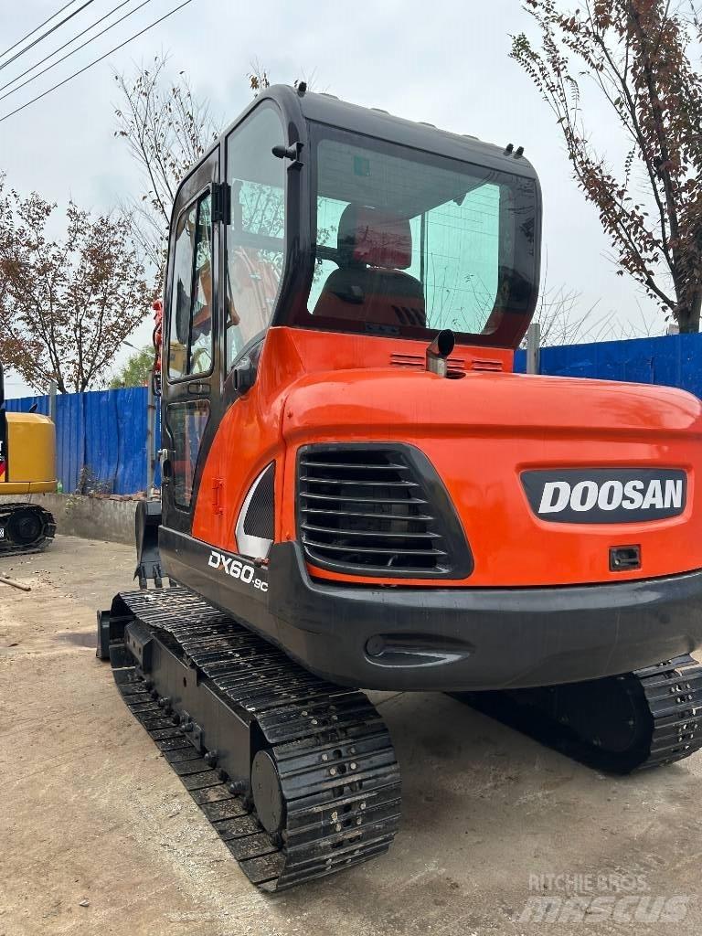 Doosan DX 60 小型挖土機/掘鑿機<7t(小型挖掘機)