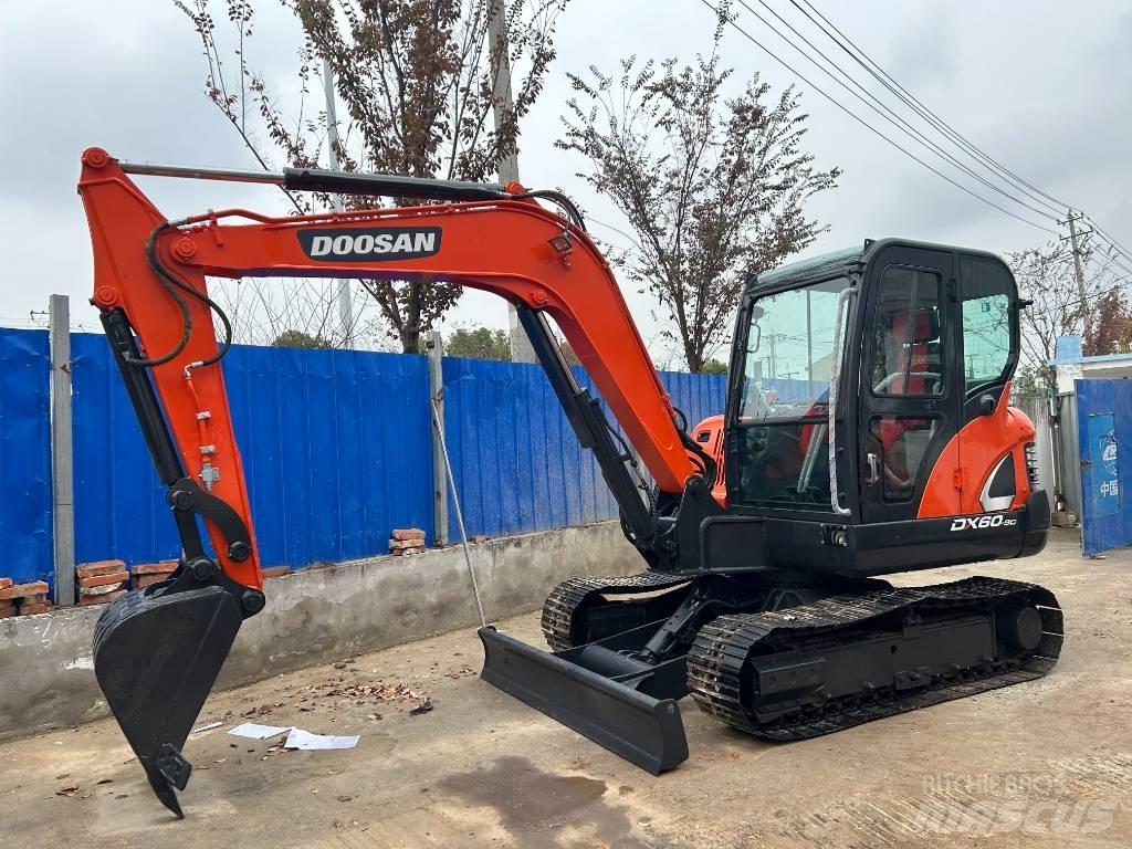 Doosan DX 60 小型挖土機/掘鑿機<7t(小型挖掘機)