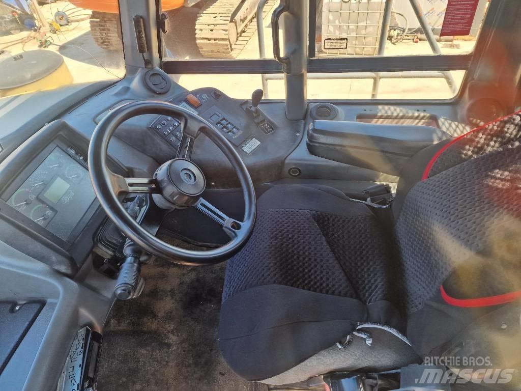Bell B35D 6x6 鉸接式起吊車