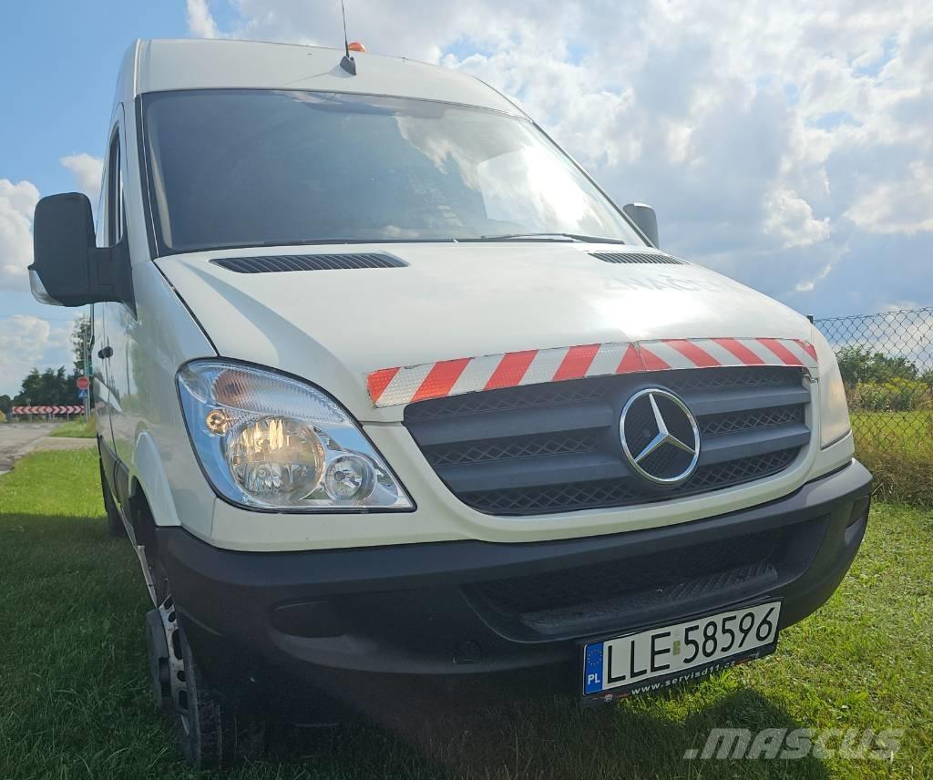 Mercedes-Benz 516 廂式貨物運輸車