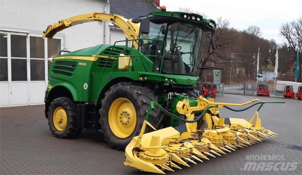 John Deere 8400i 自走式飼料採集機
