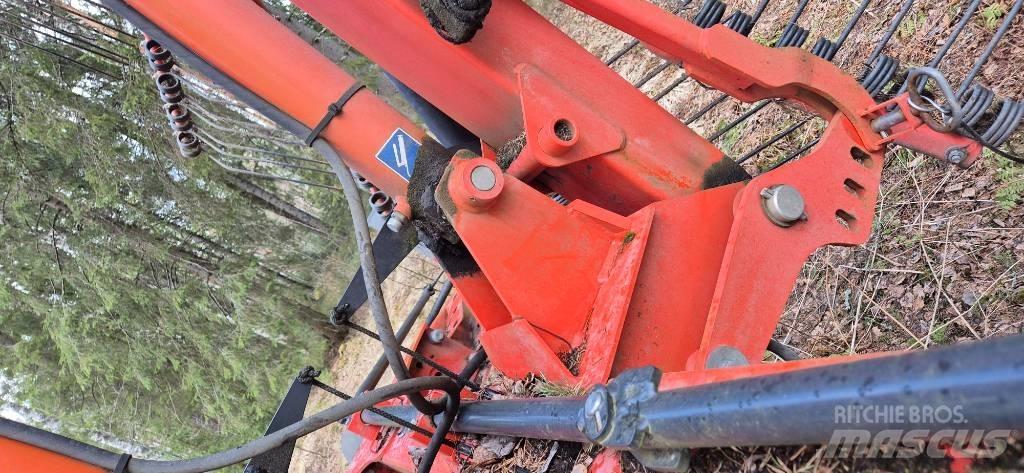 Kuhn GA 8121 堆草機