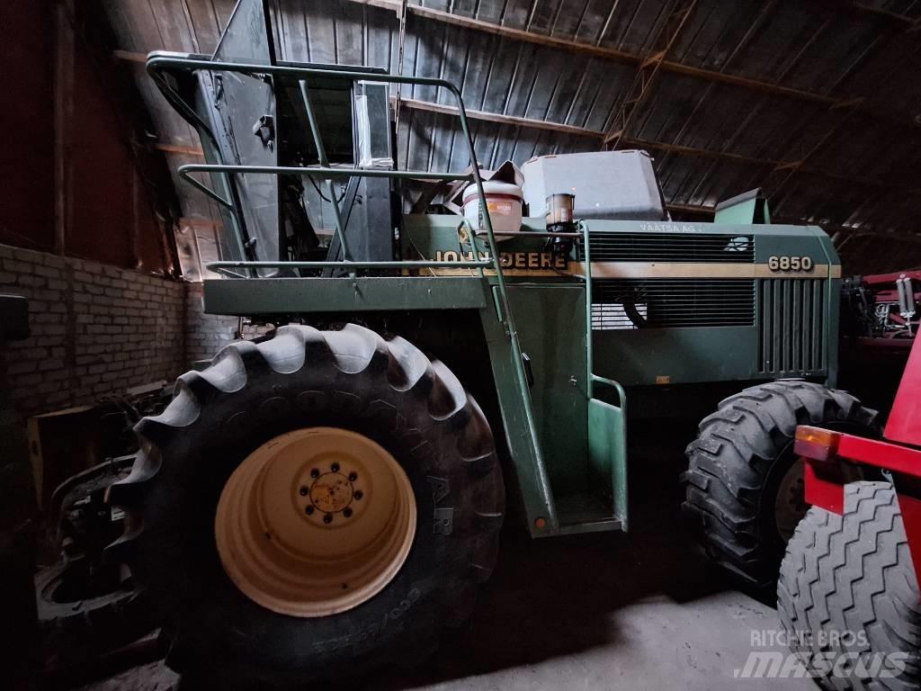 John Deere 6850 自走式飼料採集機