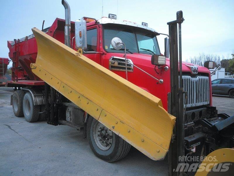 Western Star 4700 SB 刮雪板和犁