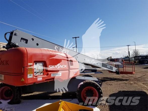 SkyJack SJ82T 伸縮臂高空作業車