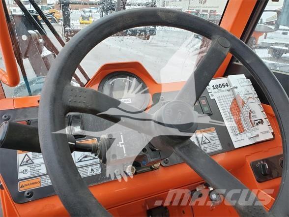 SkyTrak 10054 伸縮臂操作車