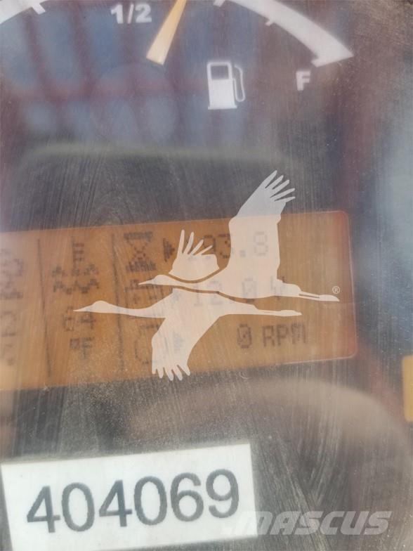 SkyTrak 10054 伸縮臂操作車