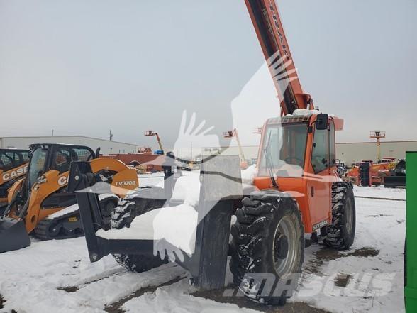 SkyTrak 10054 伸縮臂操作車