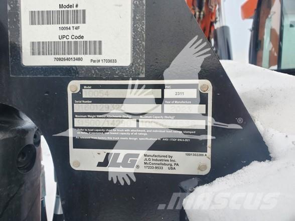 SkyTrak 10054 伸縮臂操作車