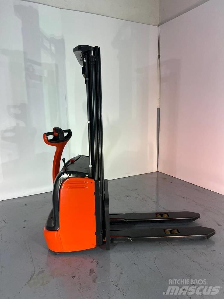 Linde L10 行走控制式堆積機
