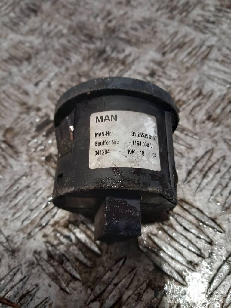 MAN TGA  81255250193 駕駛室與內部