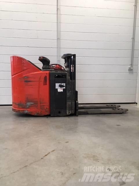 Linde D12HPSP/133 自走式堆積機