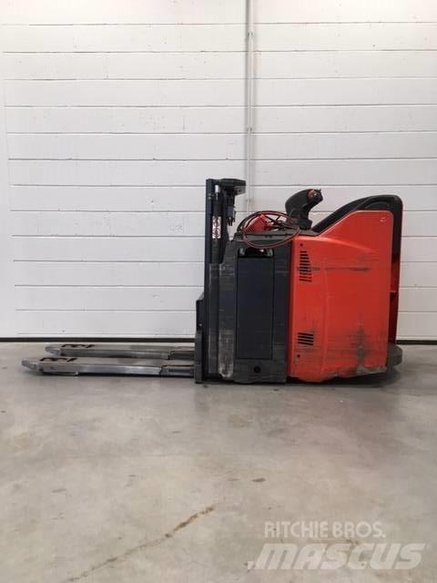 Linde D12HPSP/133 自走式堆積機