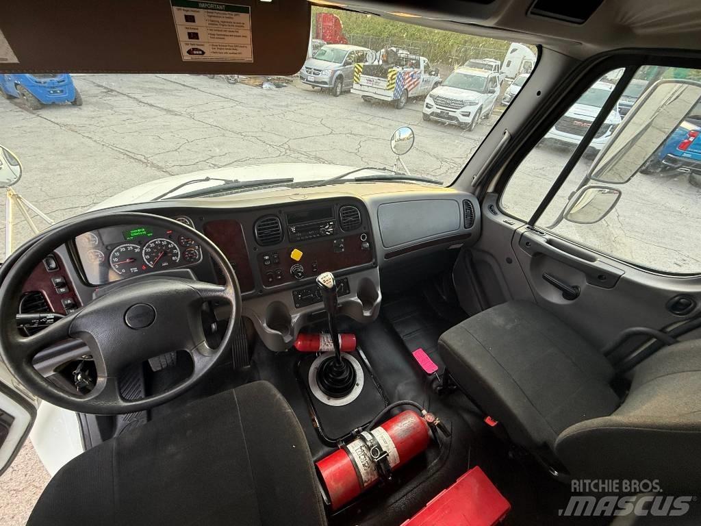 Freightliner M 106 貨箱式卡車