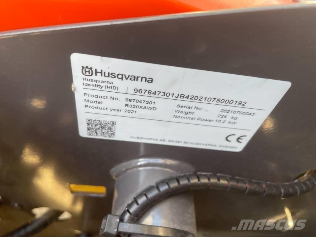 Husqvarna R320X AWD 騎乘式割草機