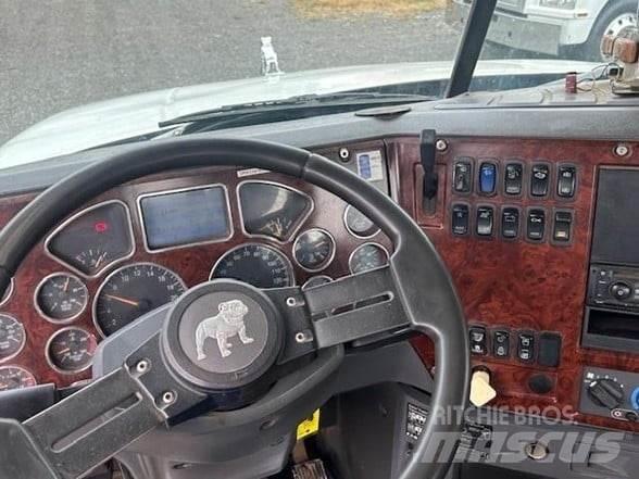 Mack GRANITE GU813 垃圾車