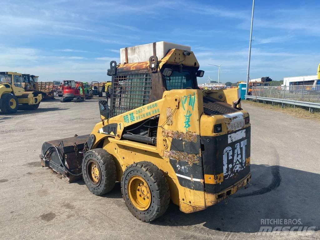 CAT 246 滑移轉向裝載機