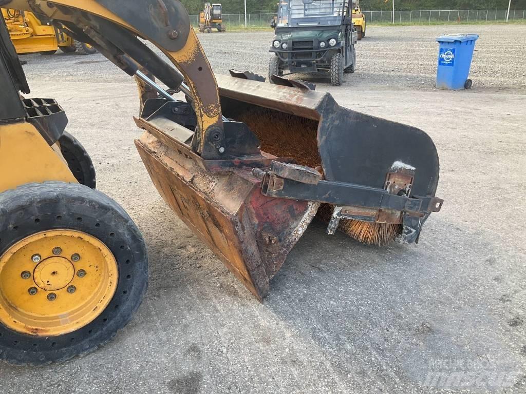 CAT 246 滑移轉向裝載機