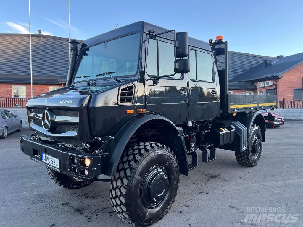 Mercedes-Benz Unimog 平板式/側卸式卡車