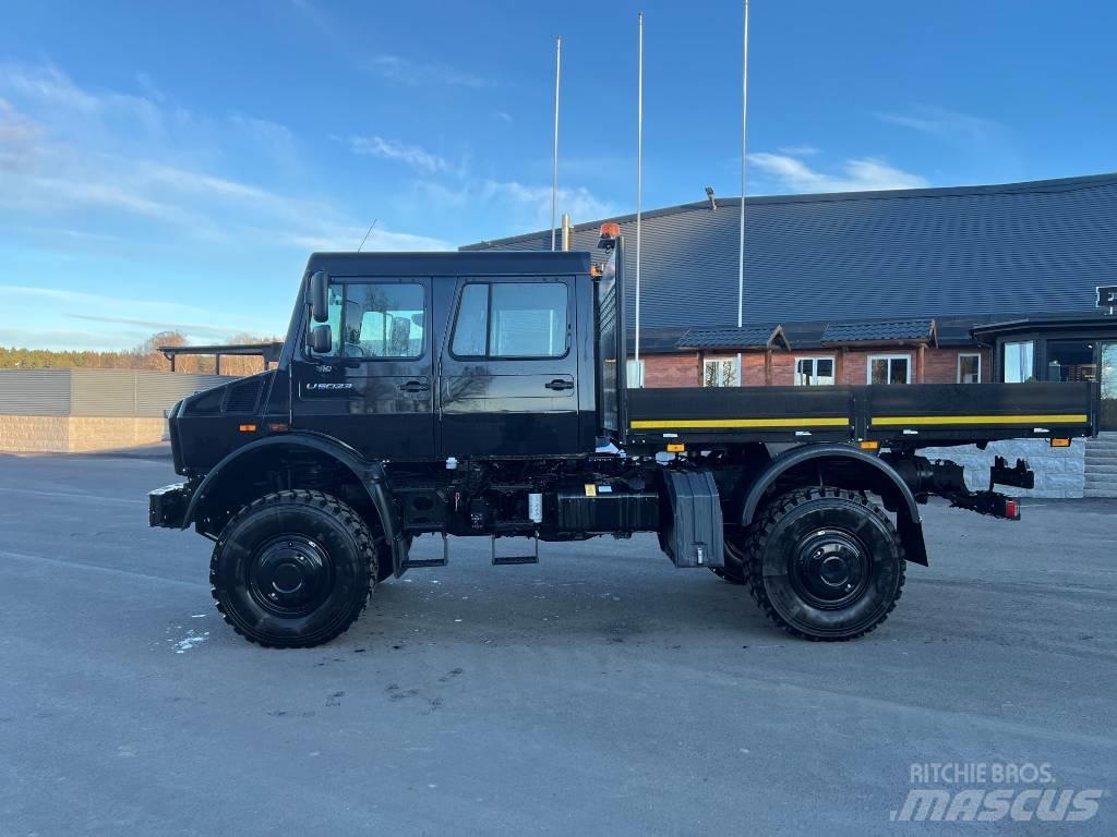 Mercedes-Benz Unimog 平板式/側卸式卡車