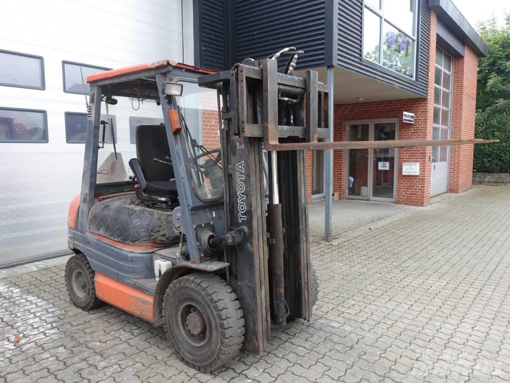 Toyota 02-6 FDF 25 柴油卡車