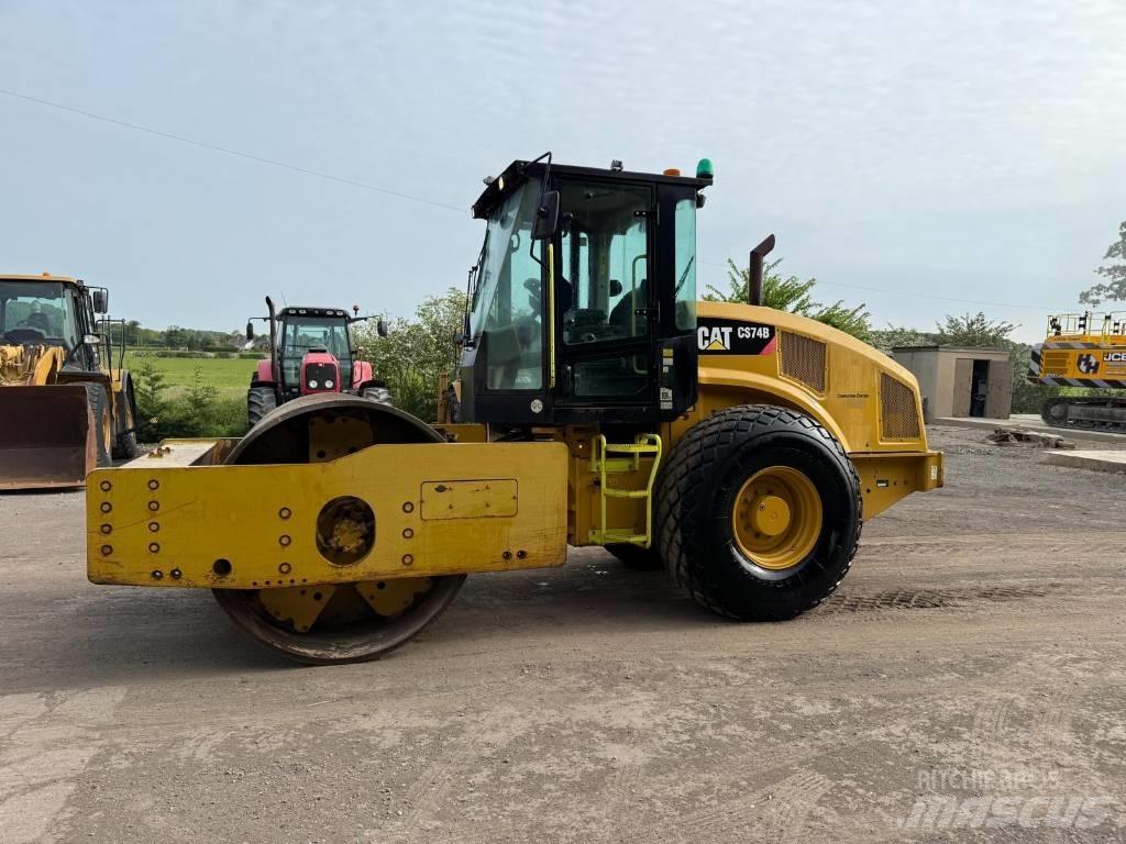 CAT CS 74 B 單輪滾壓機