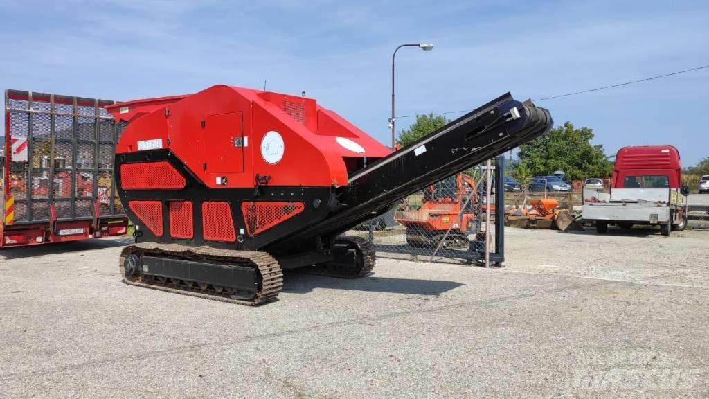 Red Rhino 7000 移動式壓碎機