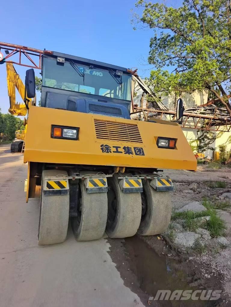 XCMG XP 263 膠輪滾壓機