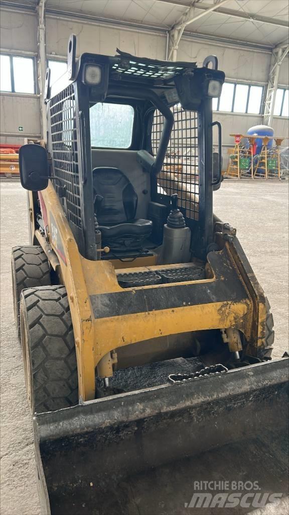 CAT 216 B 滑移轉向裝載機