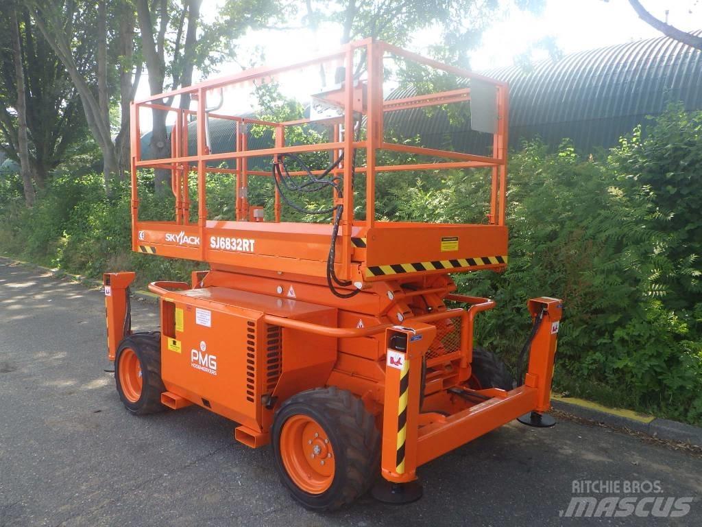 SkyJack SJ6832RT 剪式升降機