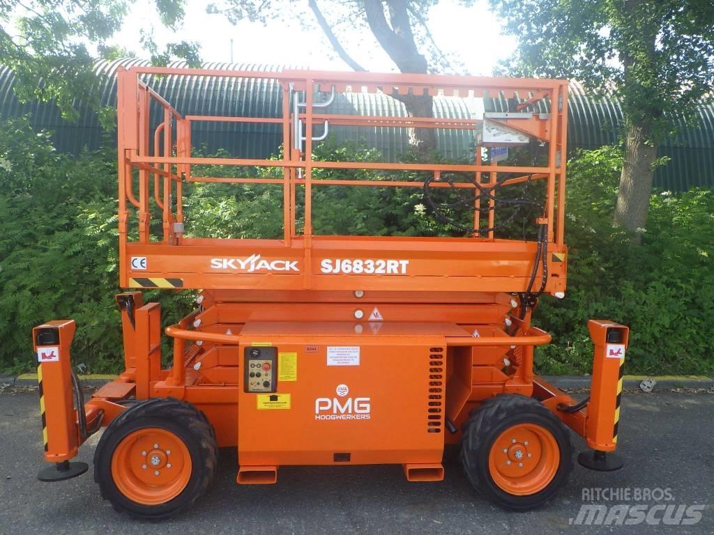SkyJack SJ6832RT 剪式升降機